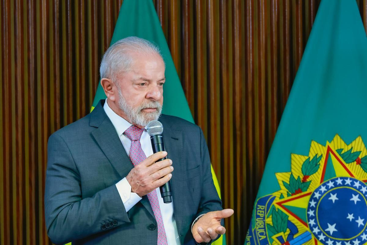 Lula diz que não deixará preço do combustível aumentar por causa de "guerra que Trump inventou"